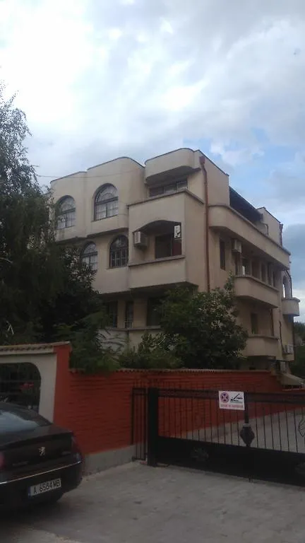 Dvete Brezi Hotel Burgas 0*,